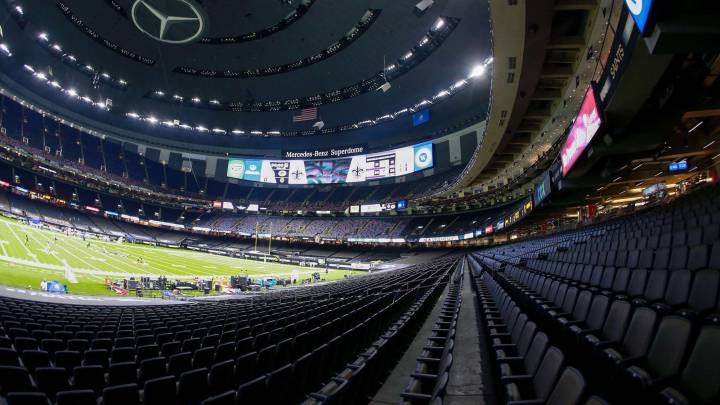 Imagen del Mercedes-Benz Superdome con las gradas vacías durante un partido de la NFL.