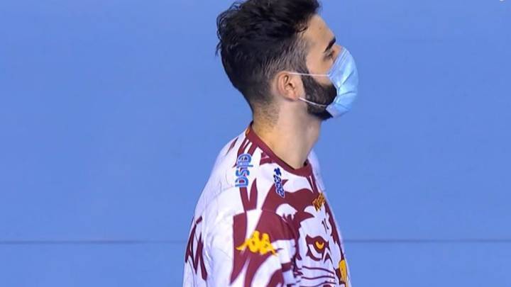 El Ademar gana al Sinfín en el primer partido con mascarillas