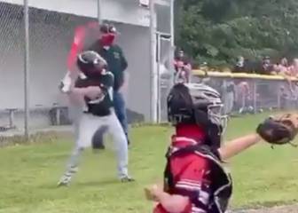 A un niño se le resbala el bate e impacta en el cráneo de su entrenador: el sonido es atroz