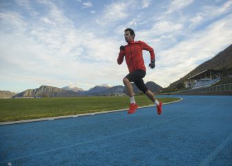 Kilian Jornet extrema el desafío en asfalto y avanza que correrá 24 horas seguidas en pista
