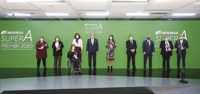 Todos los galardonados posan tras la entrega de premios.