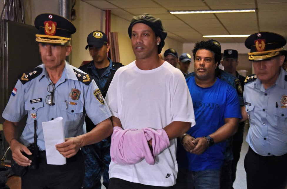2. La caída de Ronaldinho llegó hasta prisión