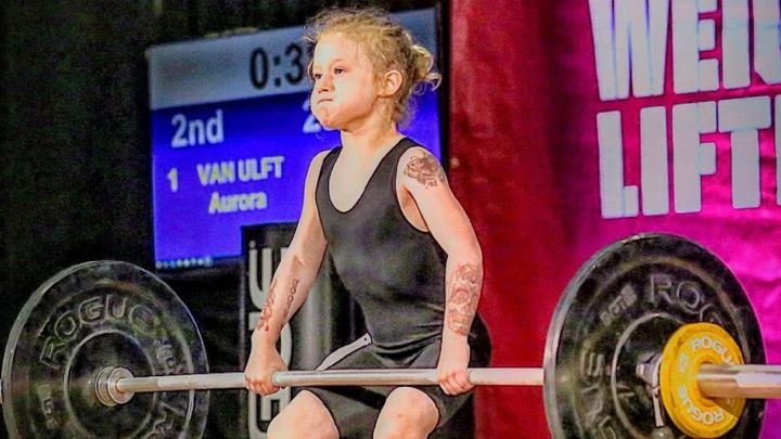 Una niña de 7 años hace historia: levanta 80 kg y es la más fuerte