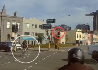 Imprudencia total de un conductor que se salta un semáforo y atropella a un ciclista