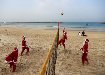 Un partido entre Papás Noeles en Tel Aviv