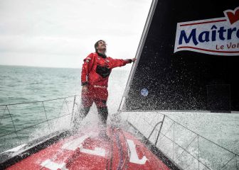 El Maitre Coq sigue abriendo brecha en la Vendée Globe