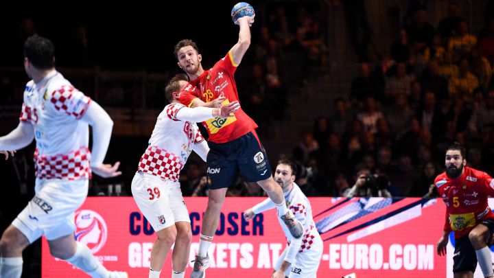 David Mandic intenta frenar a Aleix Gomez durante la final del Europeo de Balonmano 2020 entre España y Suecia.