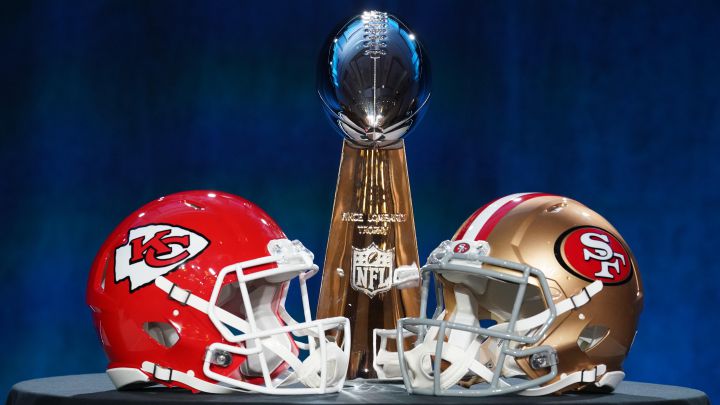 Imagen del trofeo Vince Lombardi junto a los cascos de los Kansas City Chiefs y los San Francisco 49ers antes de la LIV Super Bowl en Miami.