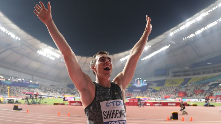El atleta neutral Sergey Shubenkov celebrates su medalla de plata en los 110 metros vallas en los Mundiales de Atletismo de Doha 2019.
