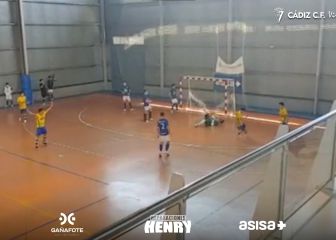 El portero se lesiona en pleno gol y lo que hace el Cádiz después ennoblece el deporte español