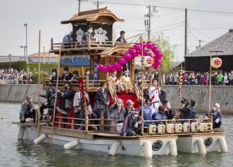 La antorcha olímpica sigue su recorrido a pie o en barco