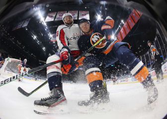 Una dura pugna por el puck en primera línea de cámara