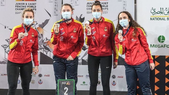 El equipo femenino de Espada Junior formado por Claudia Arribas, Nicole Lixandru, Dana Raposo y Paula Zugasti posa con la medalla de plata lograda en los Campeonatos del Mundo de El Cairo.