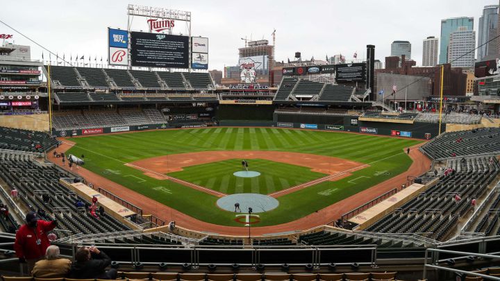 Imagen del campo de Target Field trs anunciarse el aplazamiento del partido entre los Boston Red Sox y los Minnesota Twins en el Target Field de Minneapolis, Minnesota tras la muerte de Daunte Wright.