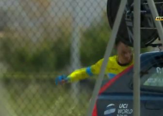 El enfado de Mas tras el pinchazo que le hizo perder el maillot de líder