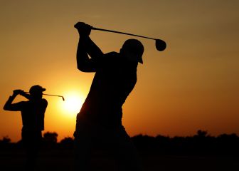 Practicando el golf en Sudáfrica en los albores del día
