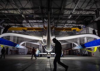 Preparativos para el lanzamiento de un velero multicasco