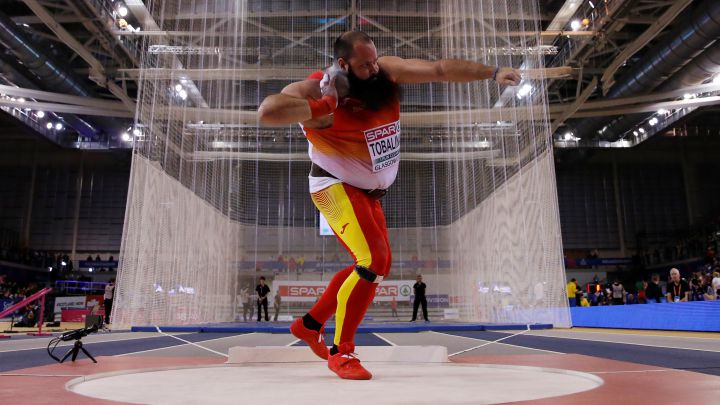 Carlos Tobalina, durante la prueba de lanzamiento de peso en los Europeos de Atletismo en Pista Cubierta de Glasgow.