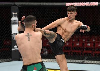 Joel Álvarez firma con el manager de Khabib y Usman