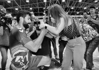 Sube con su equipo a la ASOBAL... y le pide matrimonio a su novia en la celebración