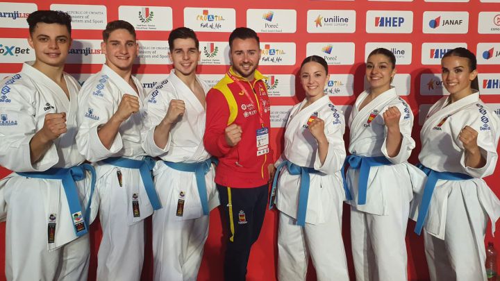 Los equipos femenino y masculino de kata de España, tras lograr el pase a la final en los Campeonatos de Europa de Karate de Croacia.