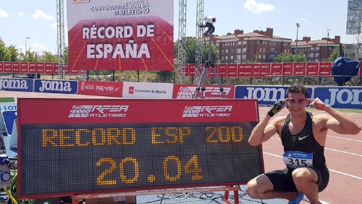 Bruno Hortelano posa con su récord de España de 200 metros en los Campeonatos de España de Atletismo al aire libre de 2018.
