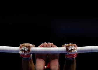 Simone Biles se 'esconde' tras las barras asimétricas