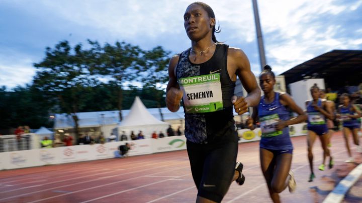 Caster Semenya compite durante una carrera de los 2.000 metros lisos.