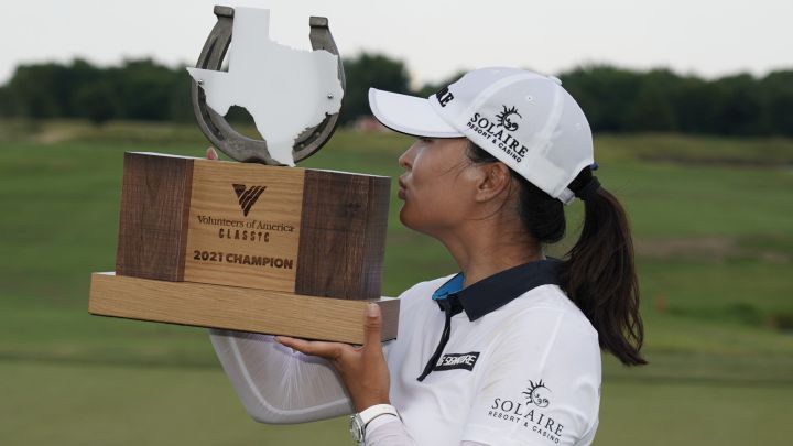 La golfista surcoreana Jin Young Ko besa el trofeo de campeona del Volunteers of America Classic en el Old American Golf Club de The Colony, Texas.