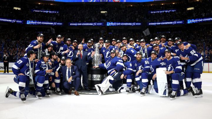 El comisionado de la NHL Gary Bettman, junto a los jugadores de los Tampa Bay Lightning durante la entrega del trofeo tras ganar el título en la Stanley Cup de la NHL ante los Montreal Canadiens.