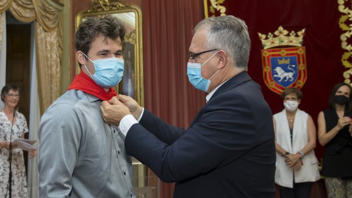 Magnus Carlsen se pone el pañuelo rojo de San Fermín