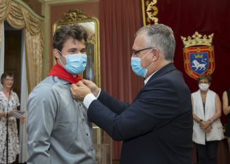 Magnus Carlsen se pone el pañuelo rojo de San Fermín