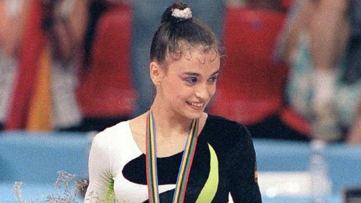 La gimnasta española Carolina Pascual posa tras ganar la medalla de plata en gimnasia rítmica en los Juegos Olímpicos de Barcelona 92.