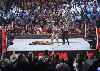 Nikki A.S.H. alza el título, Cena reta a Reigns y Goldberg vuelve