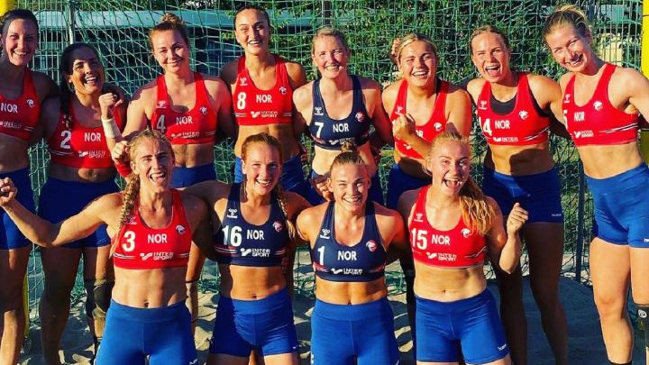 Las jugadoras de la selección femenina de balonmano playa de Noruega posan con su equipación con pantalones cortos.