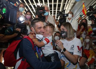 David Valero se reencuentra con su familia en Barajas