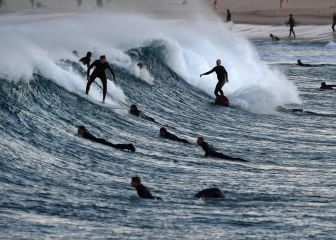 Buscando un hueco para montar la ola