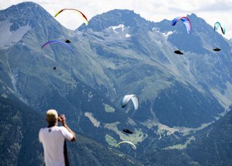 Un cielo plagado de parapentes en Suiza