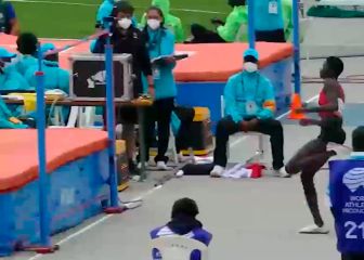 Es la 'comidilla' en el atletismo mundial: el heterodoxo y rompedor salto de altura de esta atleta
