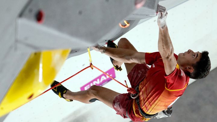 El escalador español Alberto Ginés compite durante la final de escalada en los Juegos Olímpicos de Tokio 2020.