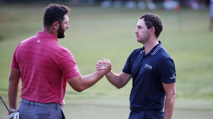 Jon Rahm felicita a Patrick Cantlay tras su victoria en el TOUR Championship de la FedEx Cup en el East Lake Golf Club de Atlanta, Georgia.