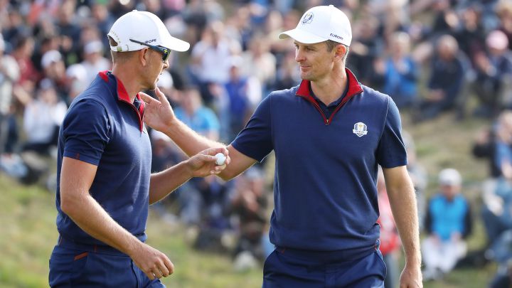 Justin Rose y Henrik Stenson celebran su victoria en su partido de foursome en la Ryder Cup 2018 en Le Golf National de París, Francia.