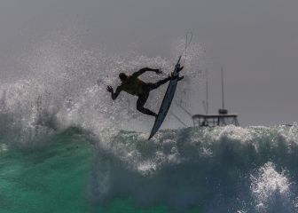 La destreza de un surfista campeón mundial
