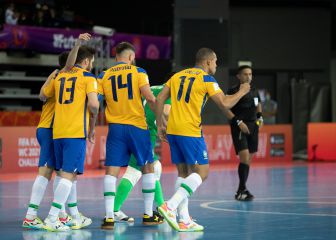 Brasil sufrió veinte minutos, pero a octavos como Portugal