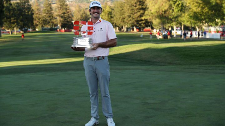 El golfista estadounidense Max Homa posa con el trofeo de campeón del Fortinet Championship en el Silverado Resort and Spa de Napa, California.