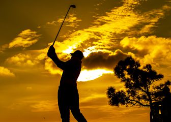 La belleza del atardecer en un campo de golf