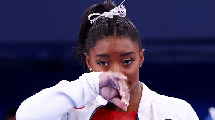 Simone Biles llora durante la final del concurso completo por equipos de gimnasia artística en los Juegos Olímpicos de Tokio.