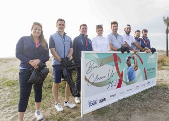 El Andalucía Masters limpia la playa de Torreguadiaro