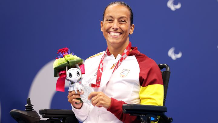 La nadadora española Teresa Perales sonríe en el podio tras ganar la medalla de plara en la prueba de los 50 metros espalda en categoría S5 en los Juegos Paralímpicos de Tokio 2020.