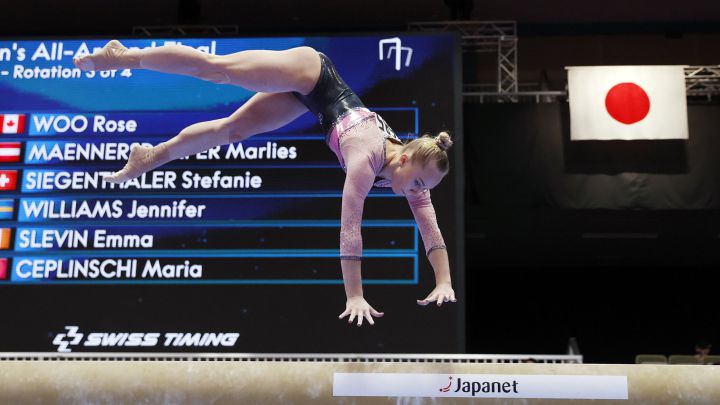 La gimnasta rusa Angelina Melnikova compite en la rotación de barra durante el concurso completo femenino de los Mundiales de Gimnasia Artística de Kitakyushu (Japón).